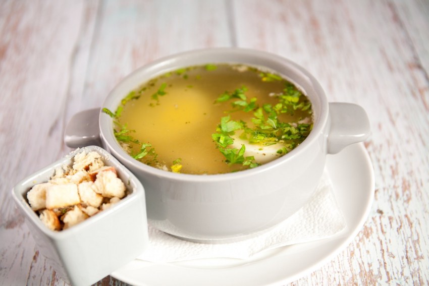 Куриный бульон с яйцом и гренками