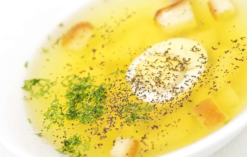Куриный бульон с лапшой и яйцом