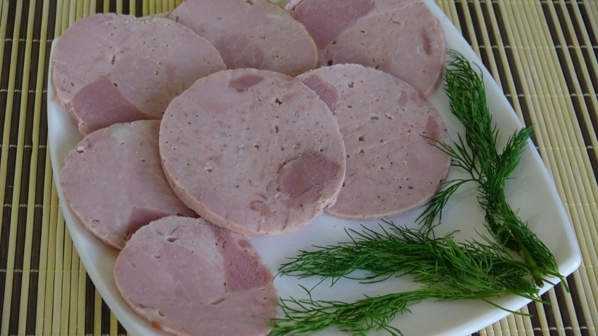 Куриный рулет с грибами в ветчиннице