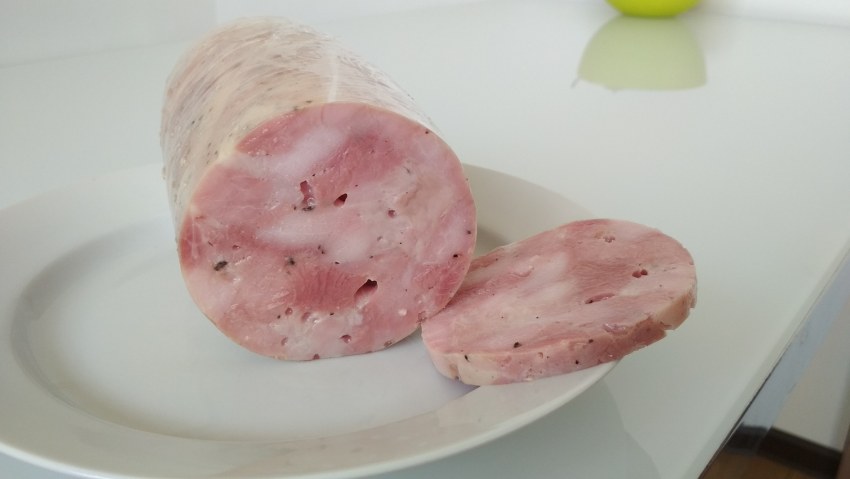 Ветчина из индейки в ветчиннице