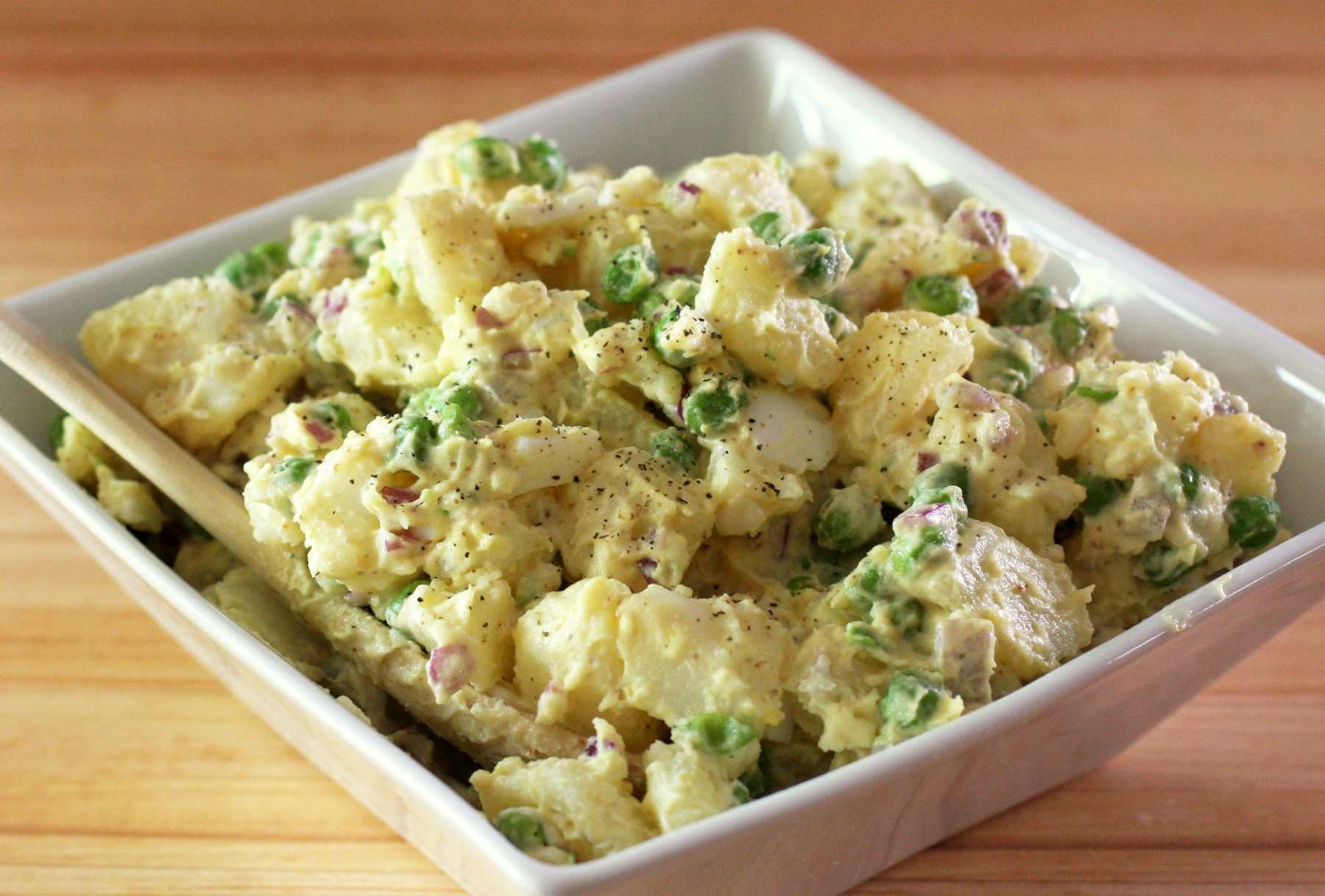 Картошка огурец яйца. Kartoffelsalat картофельный салат. Картофельный салат Potato Salad. Картофельно яичный салат. Салат картофельный с зеленым горошком.