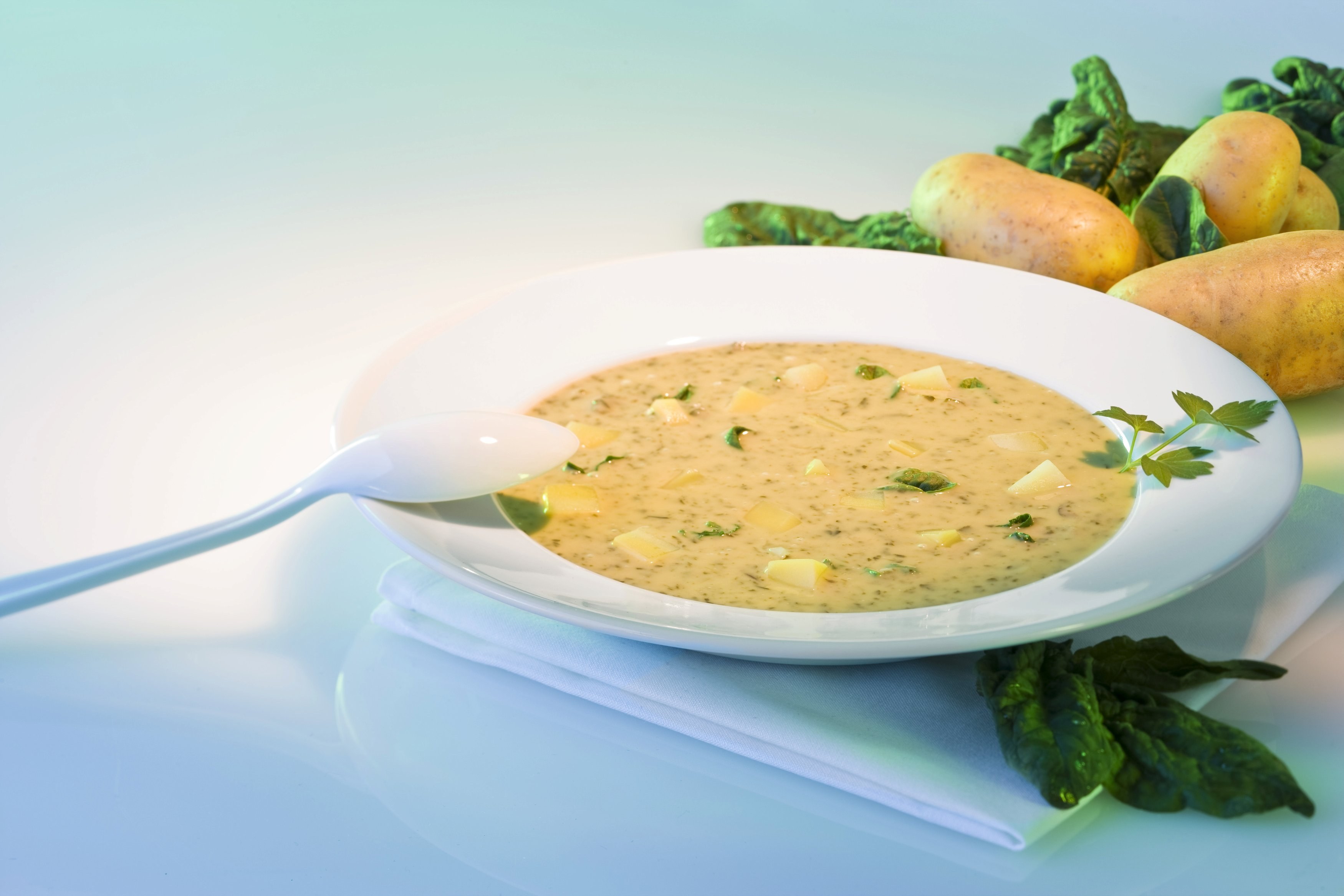 Ореховый суп. Суп из кедровых орехов. Ореховый суп для Рапунцель. Суп крем из зелёного горошка с кедровыми орешками.