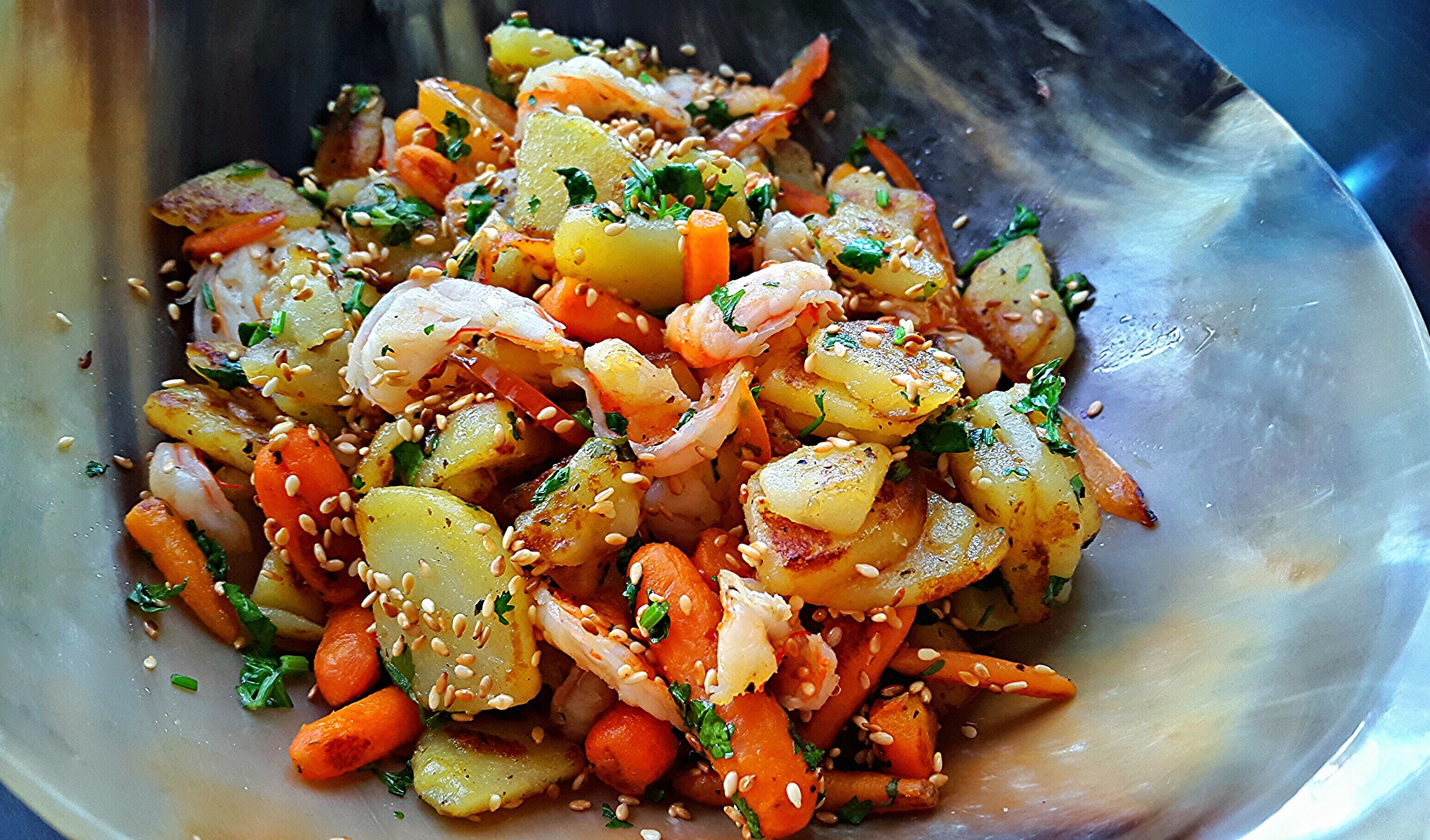 Рецепт креветок с овощами на сковороде. Овощи по Азиатски. Креветки с картошкой. Картофель с креветками. Овощи по Азиатски с креветками.