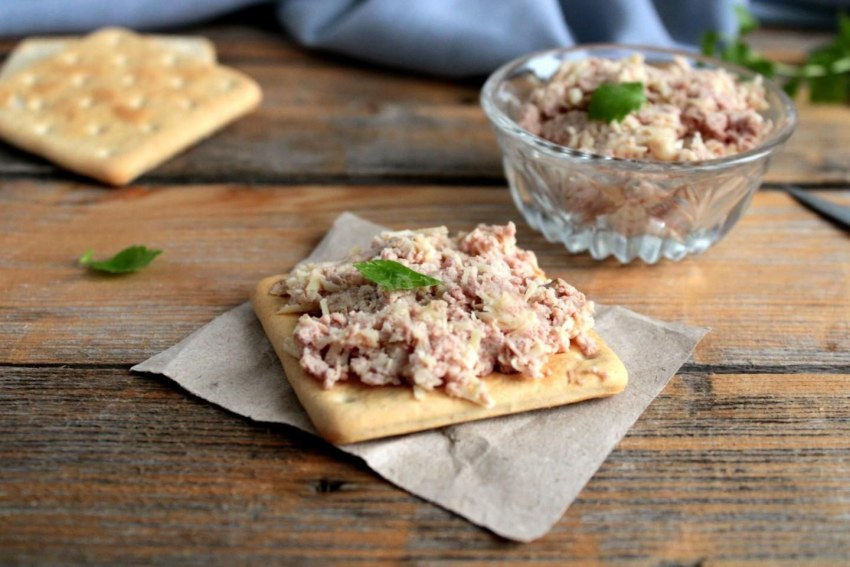 Салат с икрой и печенью трески