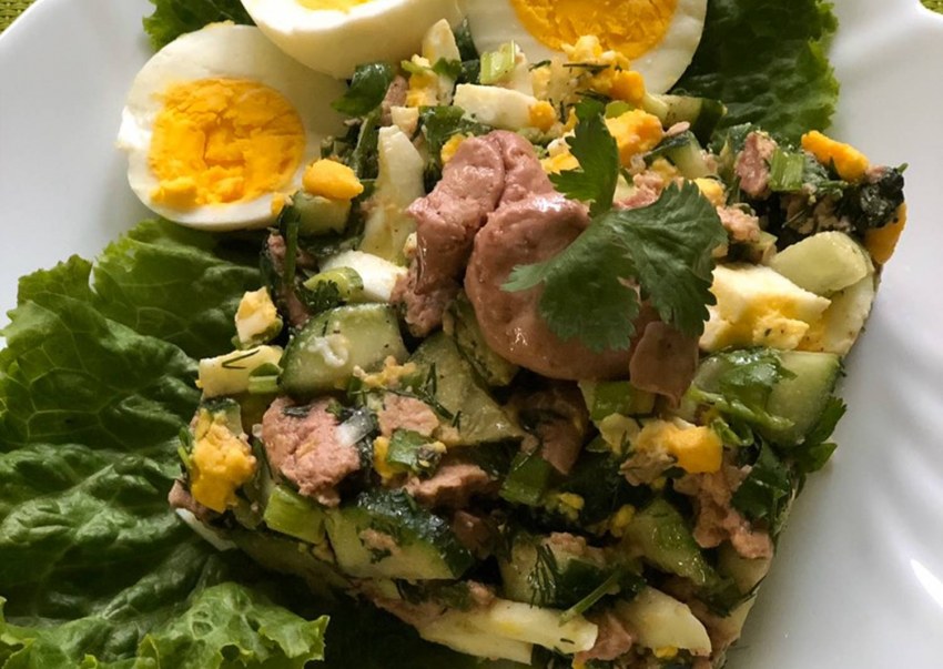 Салат из печени трески с яйцом и зеленым луком