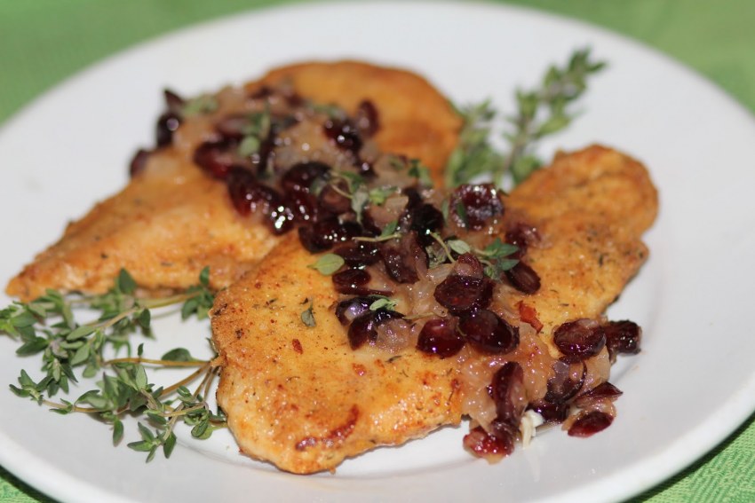Куриная грудка под клюквенным соусом