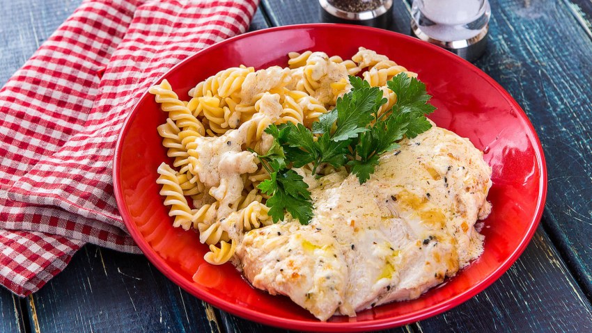 Фузилли с курицей и оливками в томатном соусе