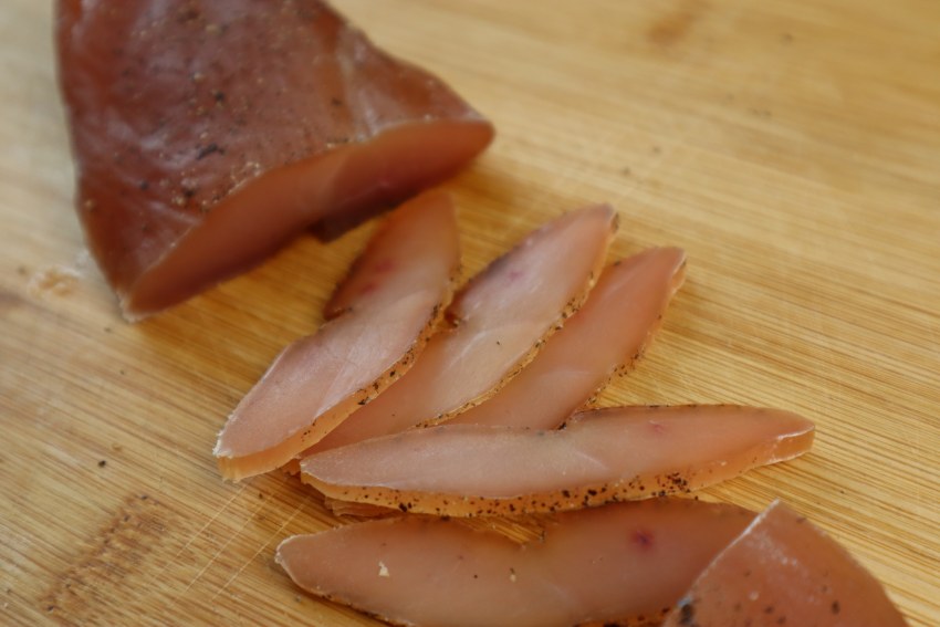 Бастурма из куриной грудки нарезана в коробке