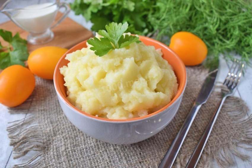 Картофельное пюре с котлетой салат из моркови