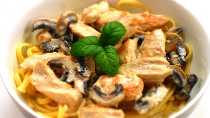 Куриное филе с грибами в сливочном соусе