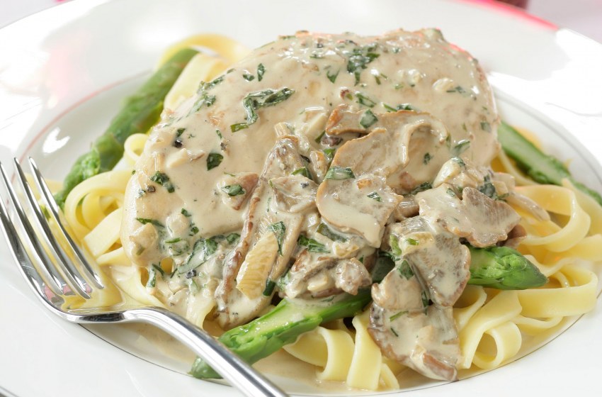Паста с курицей грибами и стручковой фасолью