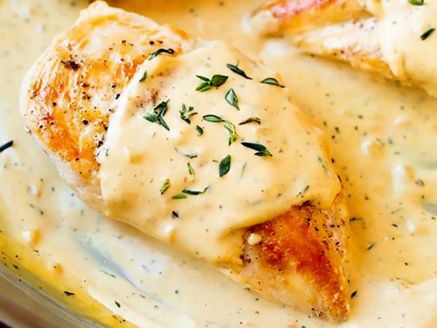 Куриные грудки под соусом