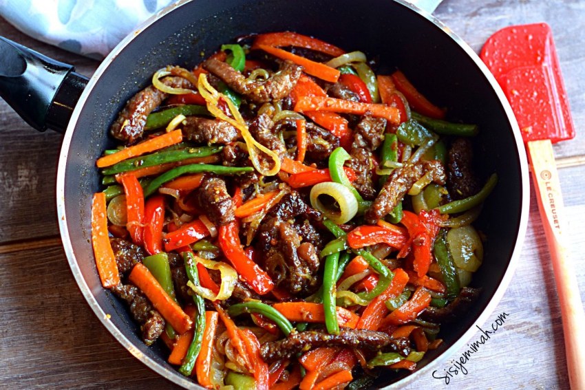 Салат с огурцами и болгарским перцем с кунжутом