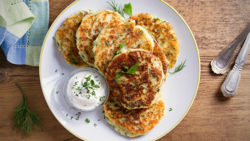 Кабачковые оладьи с сыром и колбасой