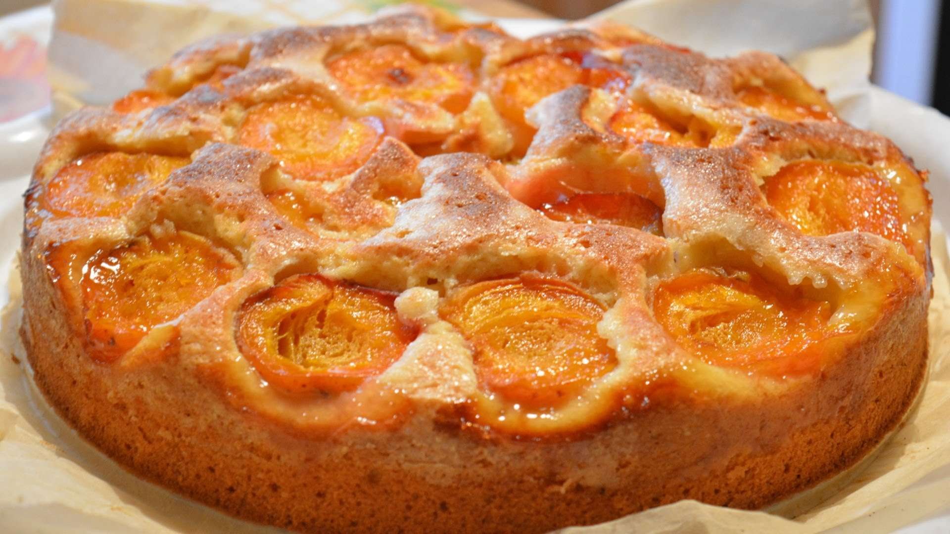 Например пирог. Пирог с абрикосами в духовке на кефире. Абрикосовый пирог. Пирог с облепихой. Пирог с абрикосами простой и вкусный.