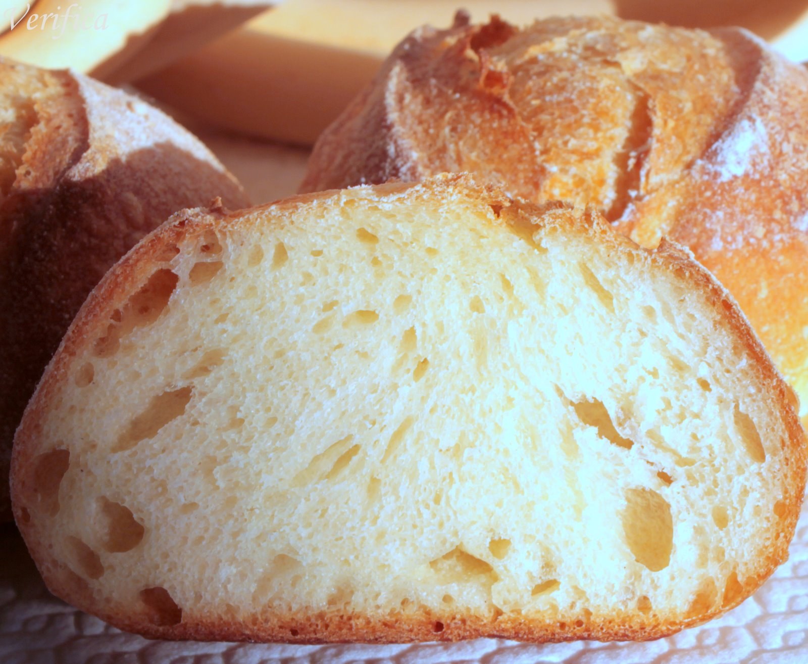 Белый хлеб на дрожжах рецепт. Опара для хлеба. Белый хлеб на опаре. Домашний хлеб на опаре. Булочки на закваске без дрожжей.