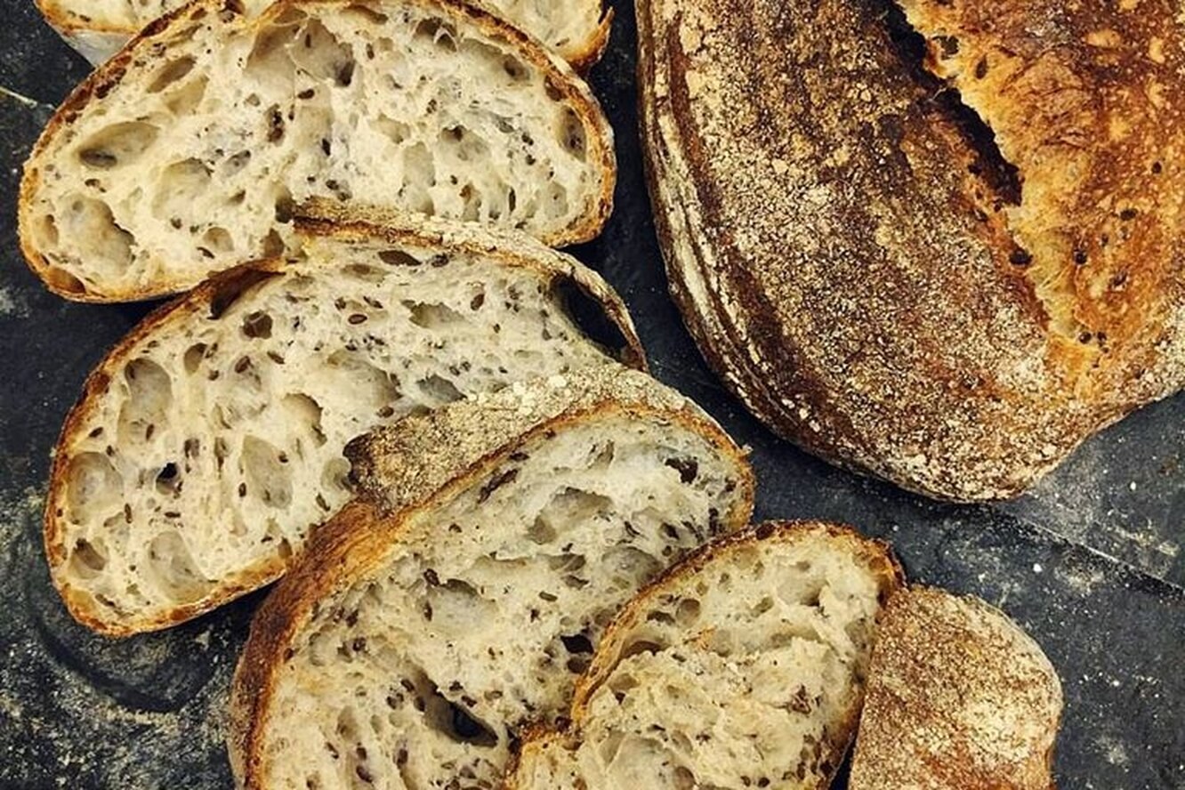 Рецепт хлеба на закваске мадре. Хлеб fanfan Эльзас. За хлебом. Хлеб на закваске. Свежеиспеченный хлеб.