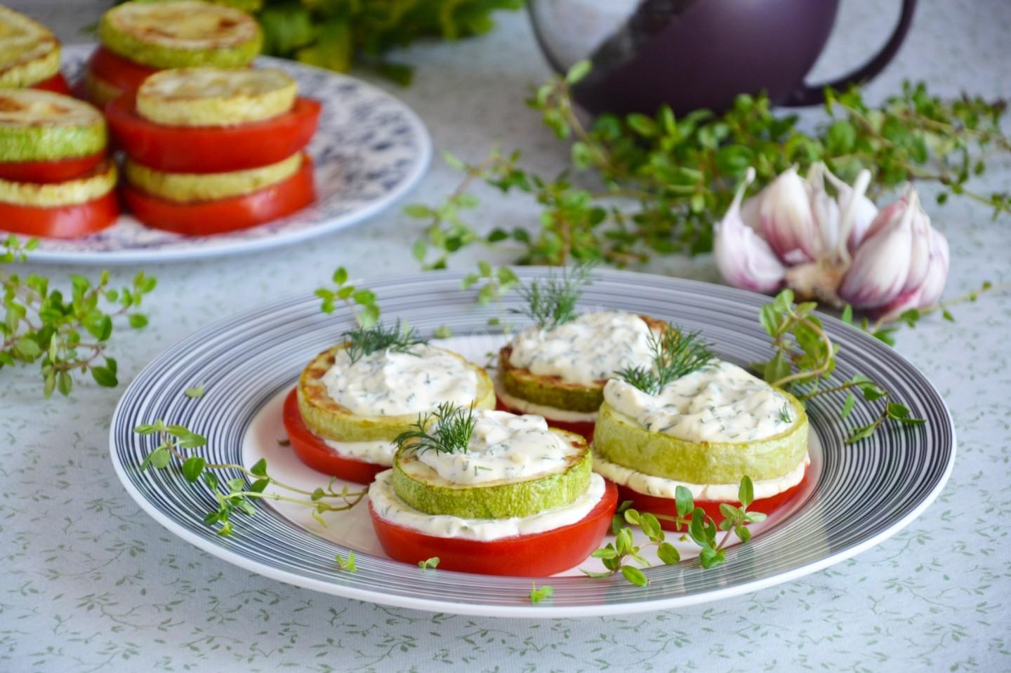 Кабачки с чесноком и майонезом и помидорами