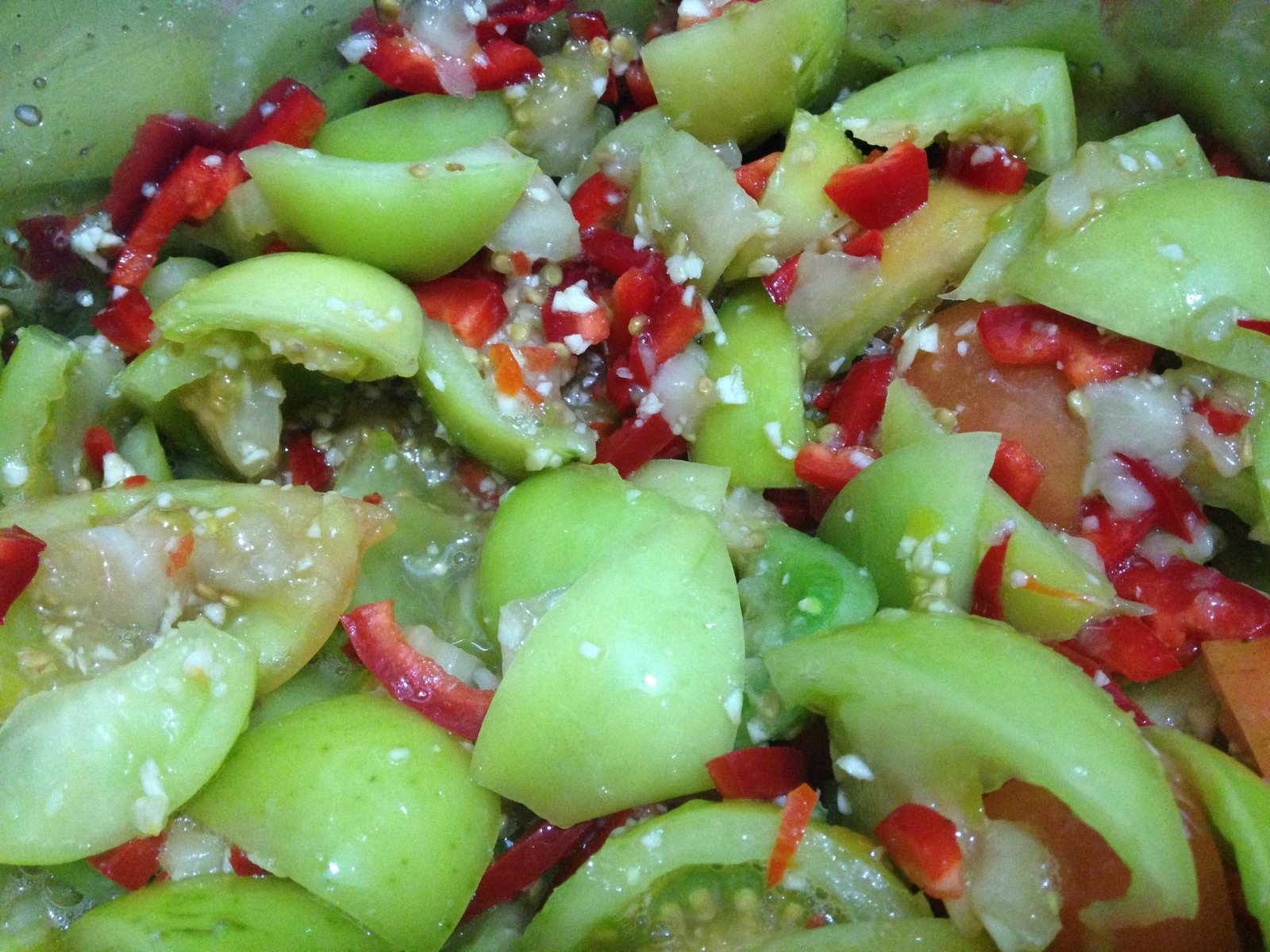Зеленые помидоры на зиму рецепты вкусные салаты. Салат Кобра из зеленых помидор. Салат из зеленых помидор. Салат с зелеными помидорами. Салат из зелёных помидор на зиму.
