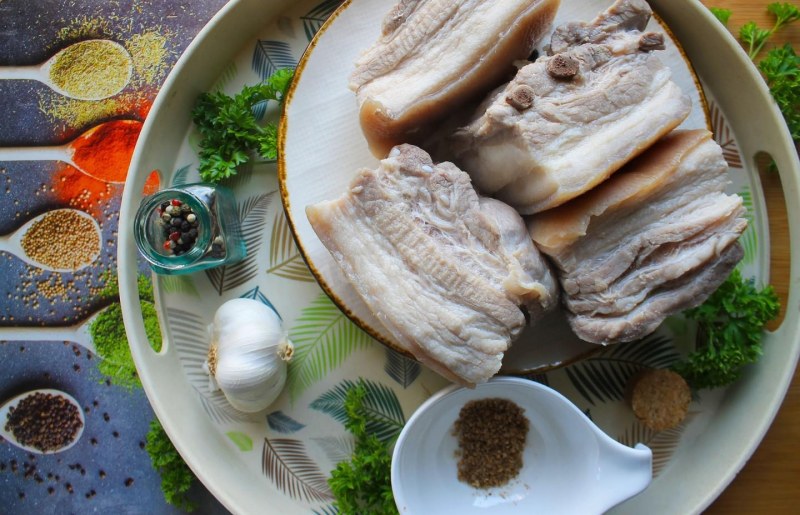 Варёное сало с чесноком