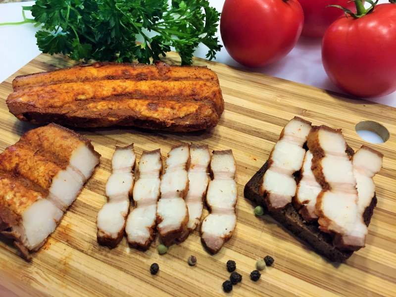 Солёное сало в луковой шелухе