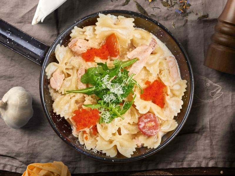 Кальмары в сметанном соусе с грибами