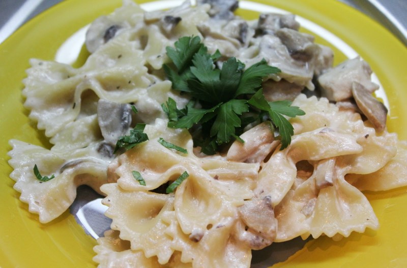 Паста фарфалле с курицей и грибами