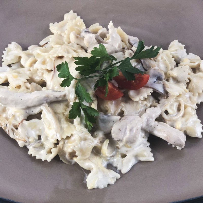 Фарфалле с курицей и грибами в сливочном