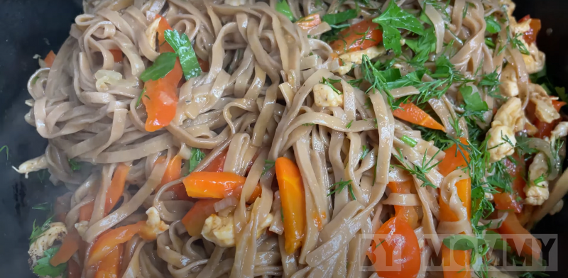 Соба с курицей и овощами