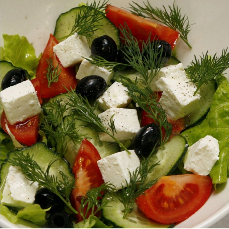 Салат с фетаксой кусочками