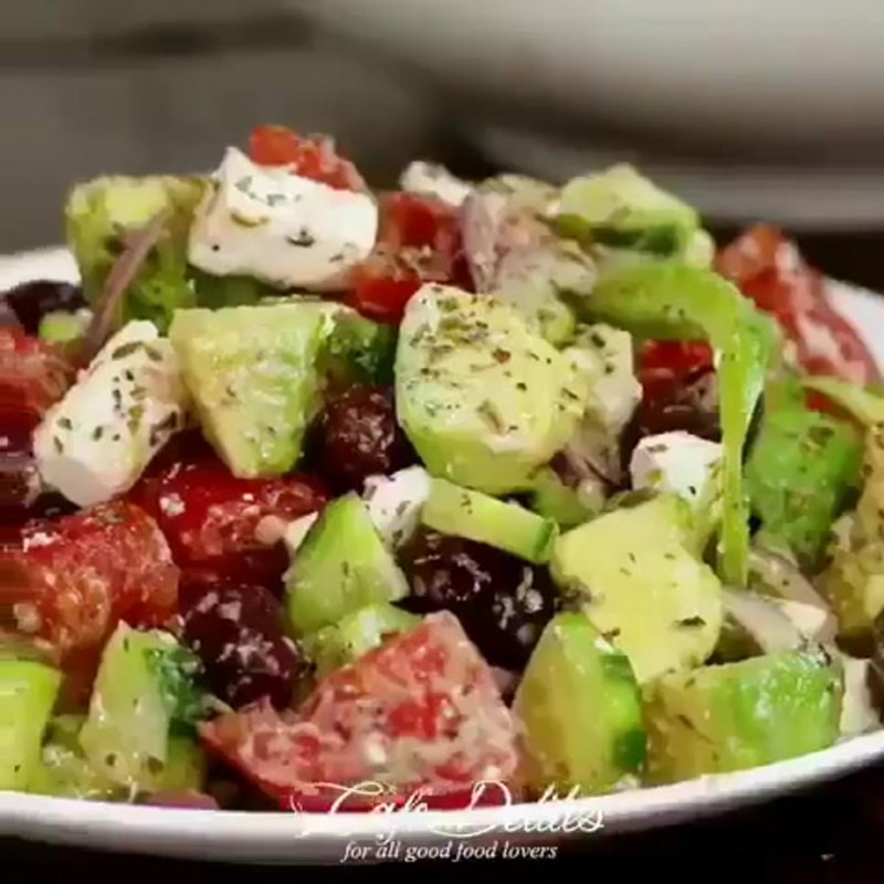 Салат с листьями салата и маслинами