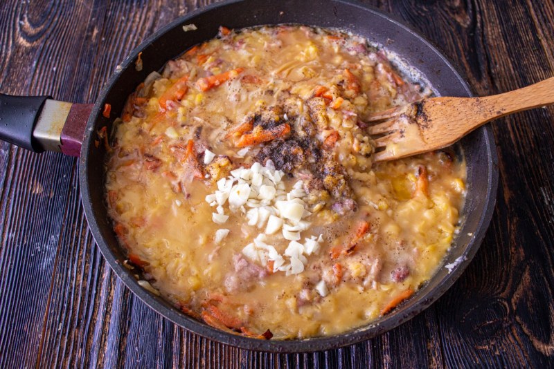 Гороховая каша с тушенкой в кастрюле