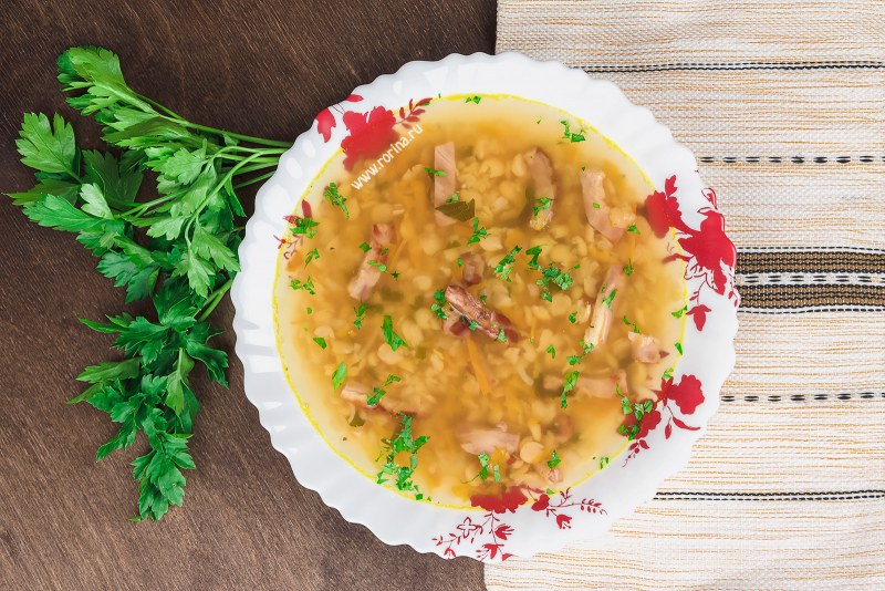 Суп с тушенкой в кастрюле