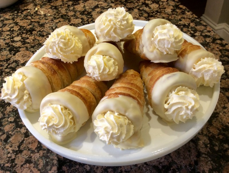 Слойка с кремом рожок