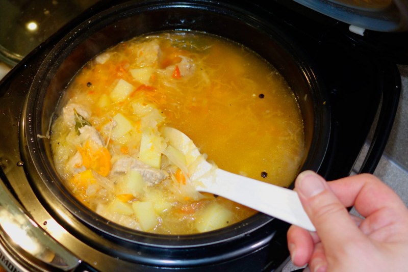 Щи с квашеной капустой и бужениной