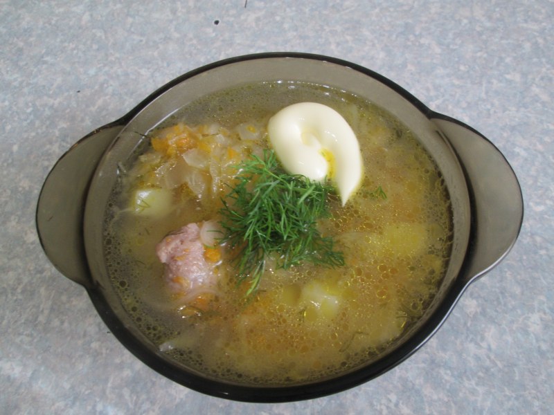 Щи из квашеной капусты с тушенкой