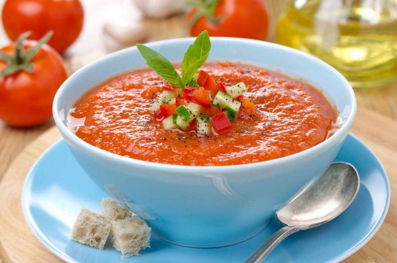 Зеленый гаспачо с куриным бульоном