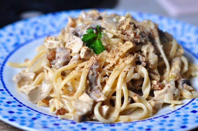 Спагетти с курицей и грибами