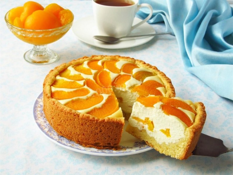 Выпечка с абрикосами и персиком