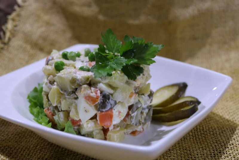 Салат столичный с курицей