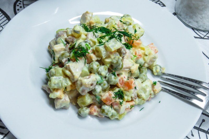 Салат столичный с курицей