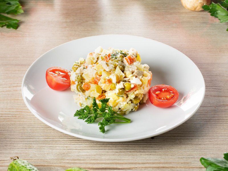 Салат столичный с курицей
