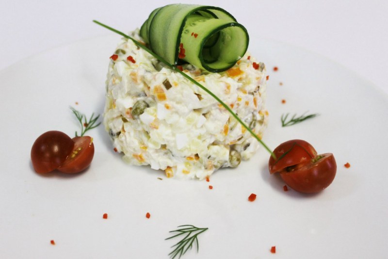 Салат столичный с курицей