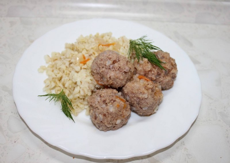Куриные Ёжики с рисом и зелёной фасолью