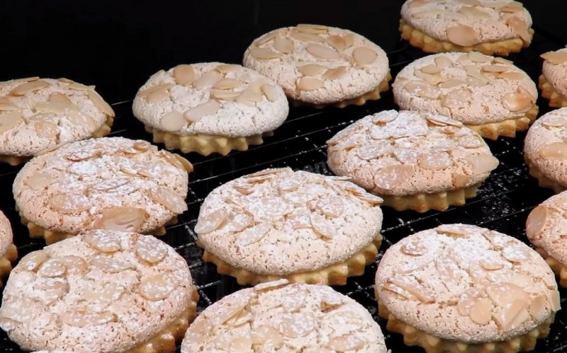 Пирожное опера из миндального теста