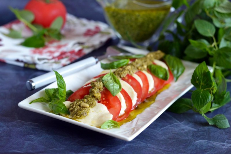 Салат Капрезе с соусом песто