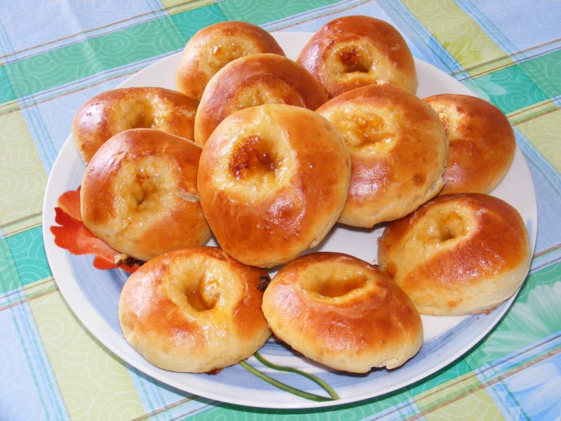 Сдобные булочки с повидлом