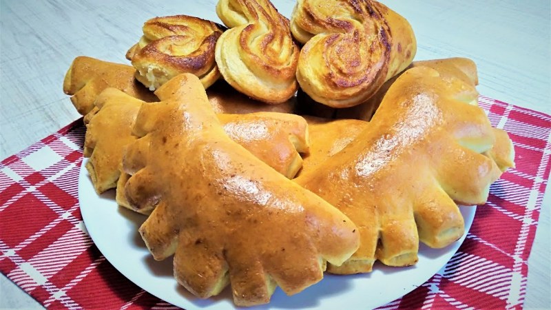 Дрожжевые рогалики с яблоками