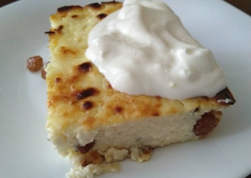 Творожная запеканка с изюмом и сметаной