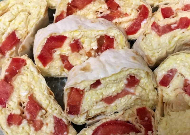 Рулет из лаваша с крабовыми палочками и плавленным сыром